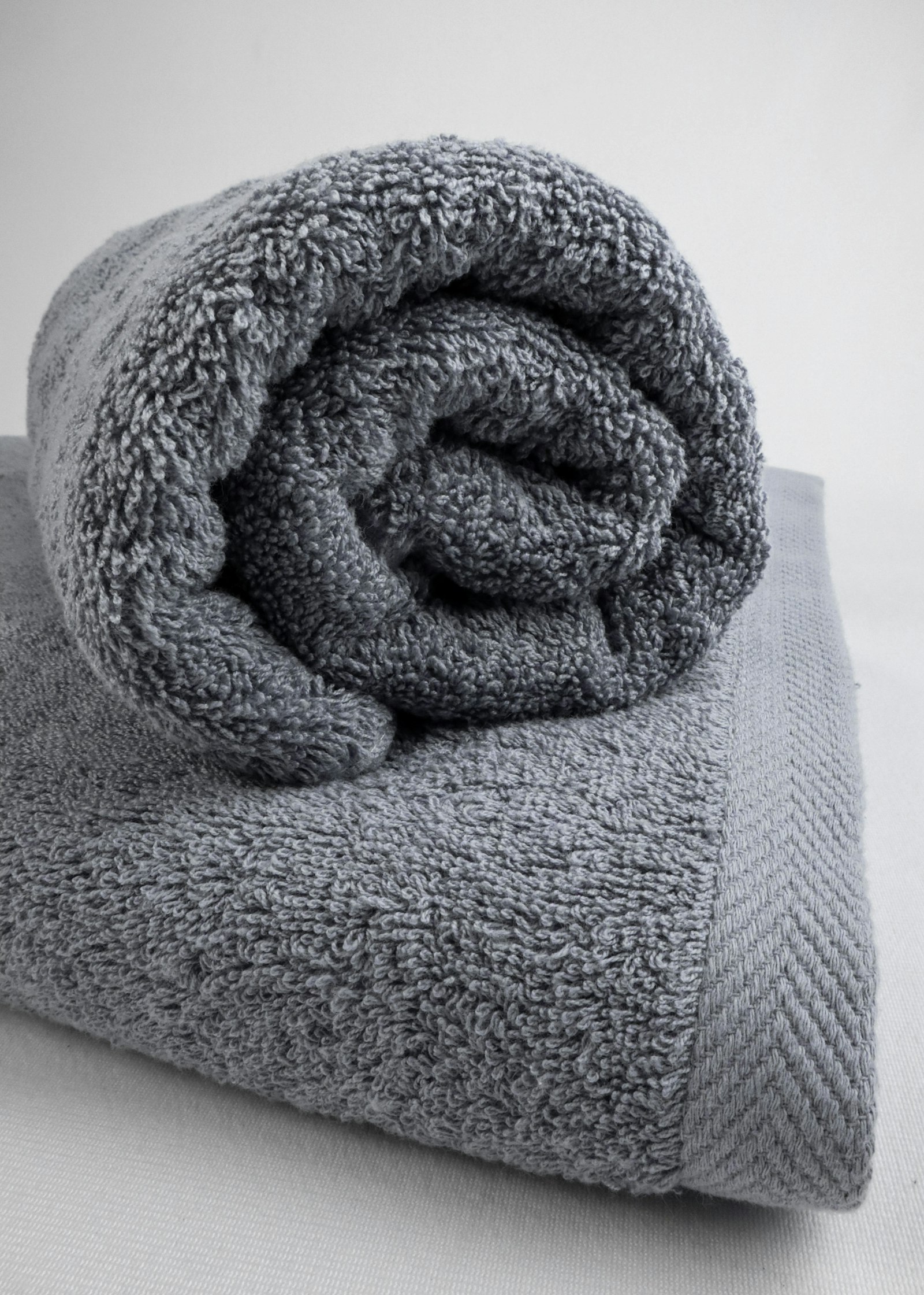 Microfibres pliées en pile, texture éponge gris doux
